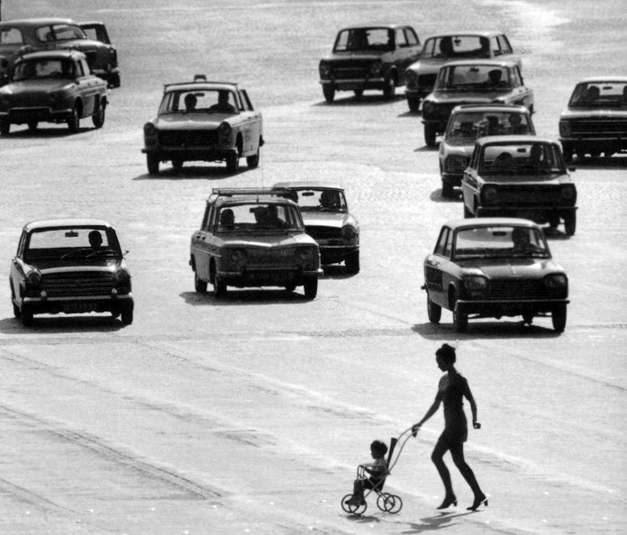 Ecco come le strisce pedonali sono state (quasi) inventate dall’industria automobilistica